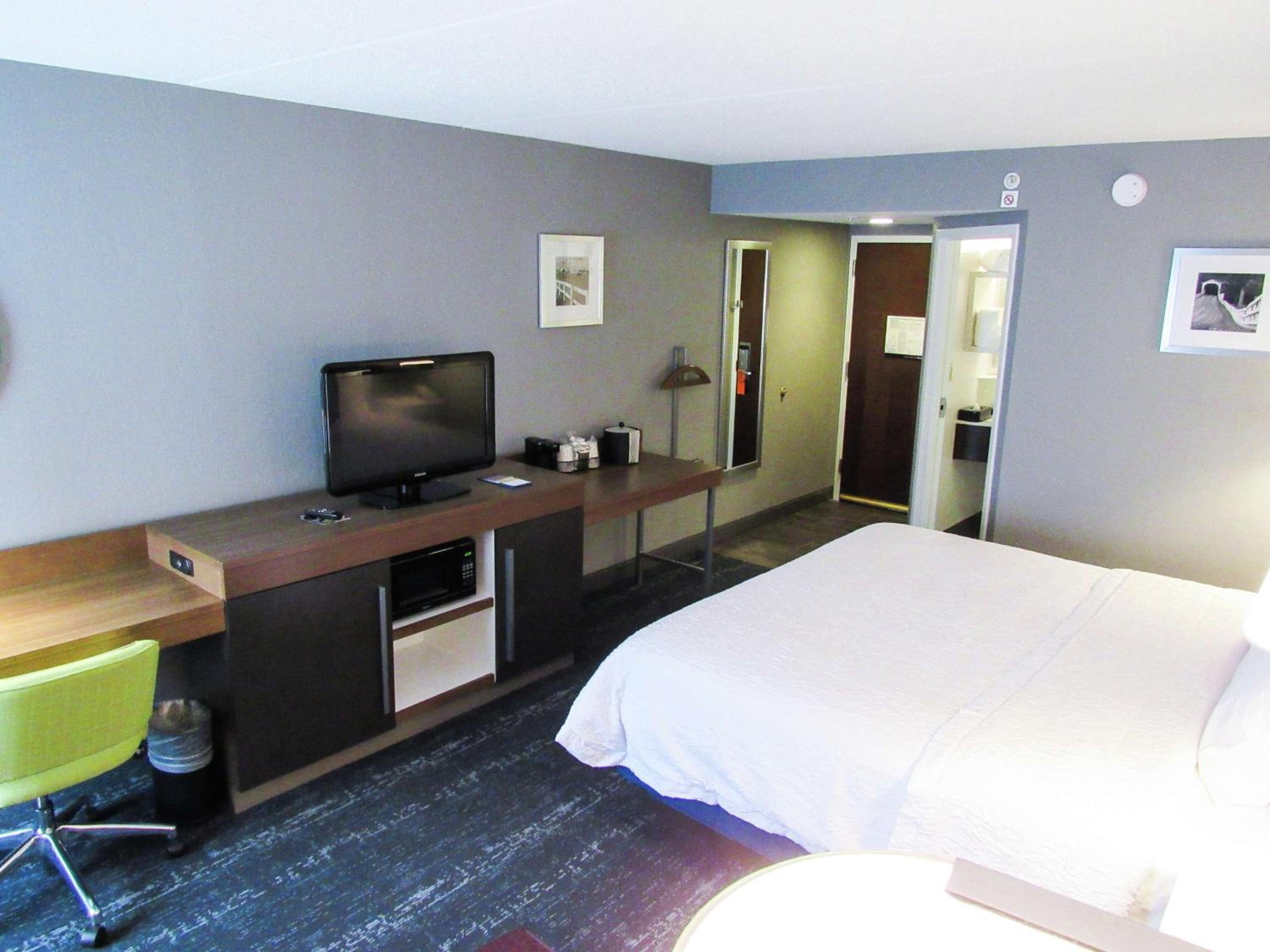 hampton inn and suites newtown