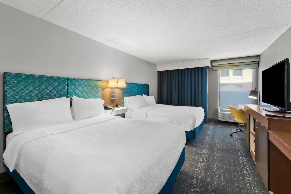 hampton inn and suites newtown