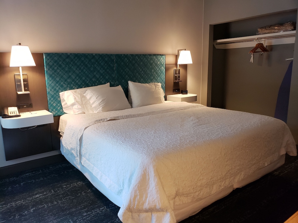 hampton inn and suites newtown