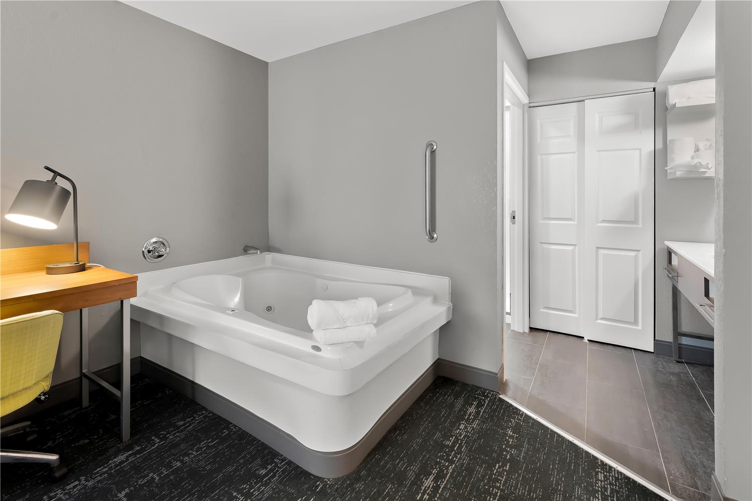 hampton inn and suites newtown