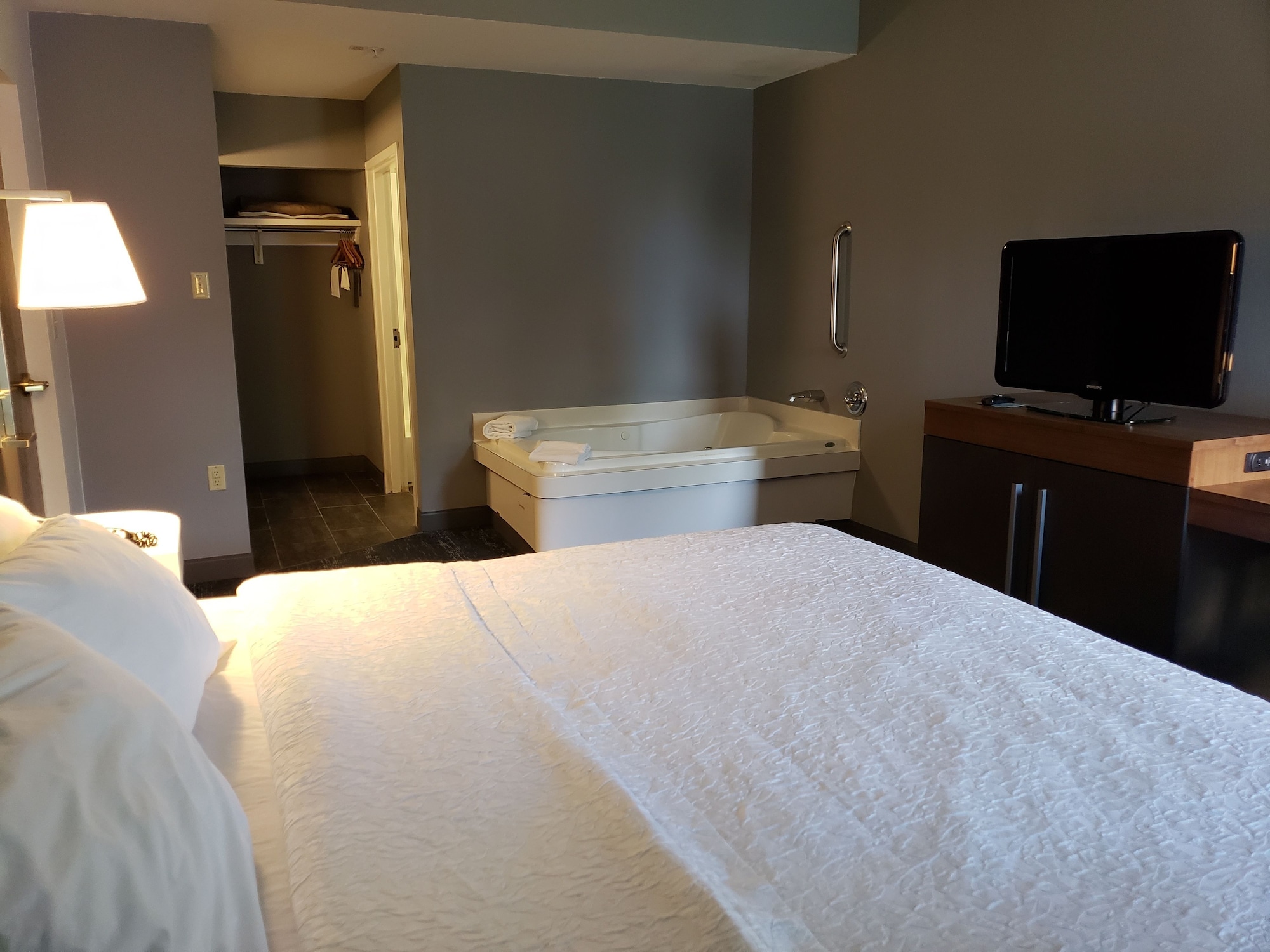 hampton inn and suites newtown