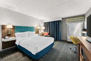 hampton inn and suites newtown