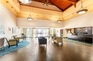 hampton inn and suites newtown