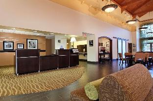 hampton inn and suites newtown