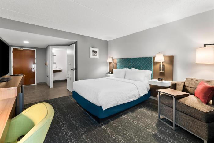 hampton inn and suites newtown