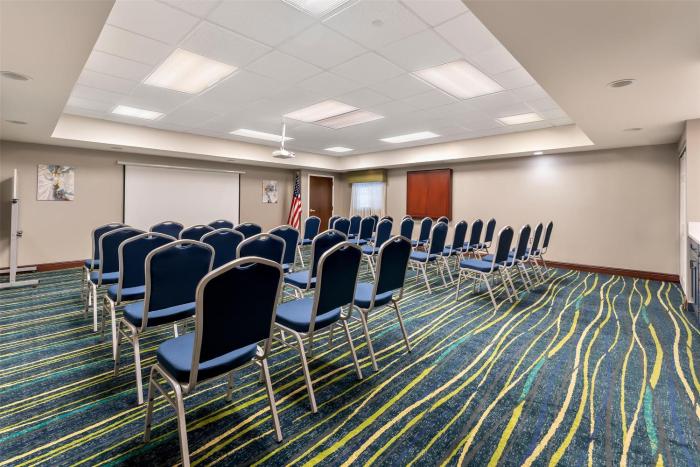 hampton inn and suites newtown