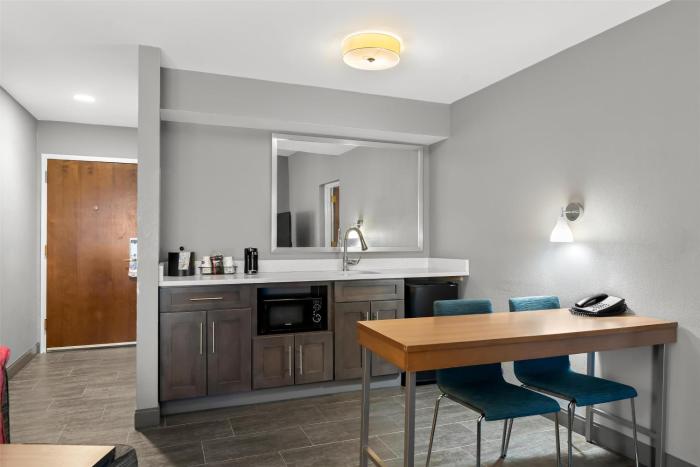 hampton inn and suites newtown