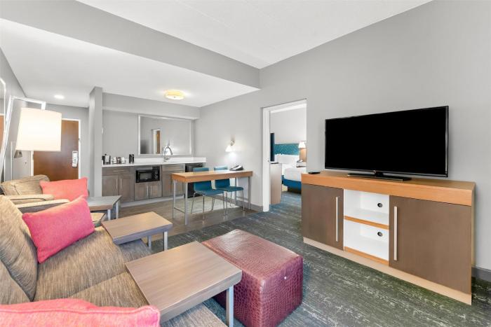 hampton inn and suites newtown