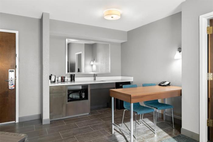 hampton inn and suites newtown