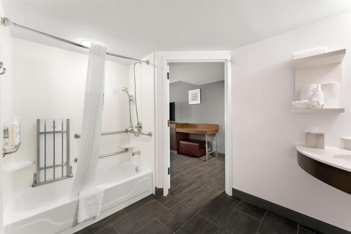 hampton inn and suites newtown