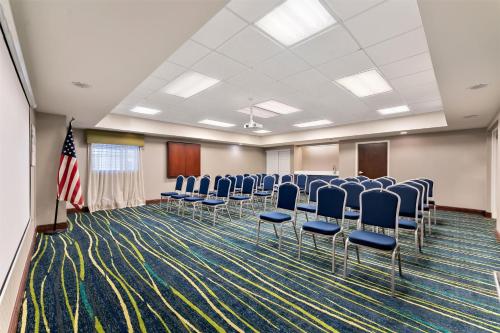 hampton inn and suites newtown