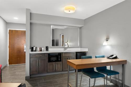 hampton inn and suites newtown
