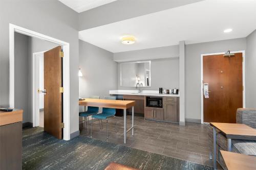 hampton inn and suites newtown