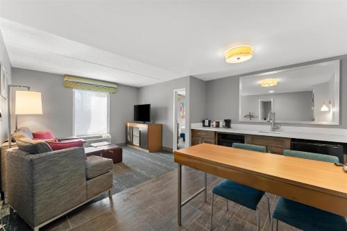 hampton inn and suites newtown