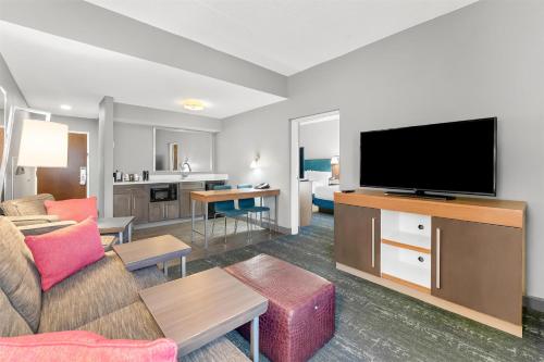 hampton inn and suites newtown