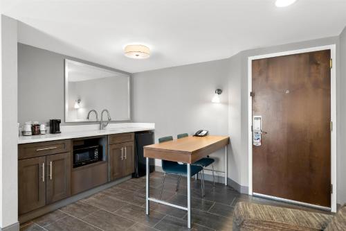 hampton inn and suites newtown