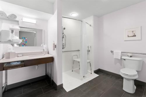 hampton inn and suites newtown