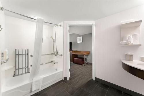 hampton inn and suites newtown