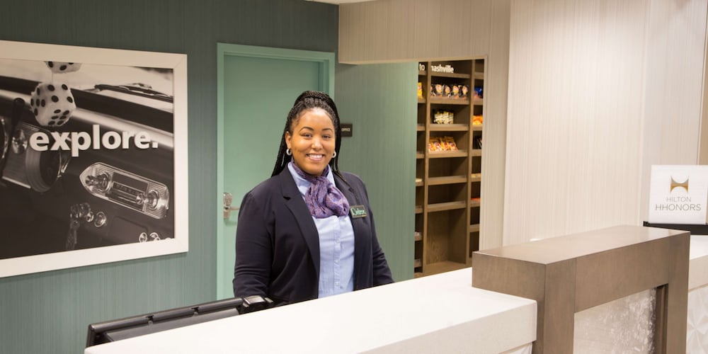 hampton inn and suites nashville airport
