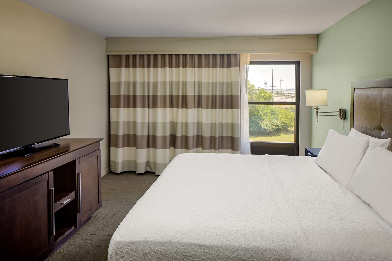 hampton inn and suites nashville airport