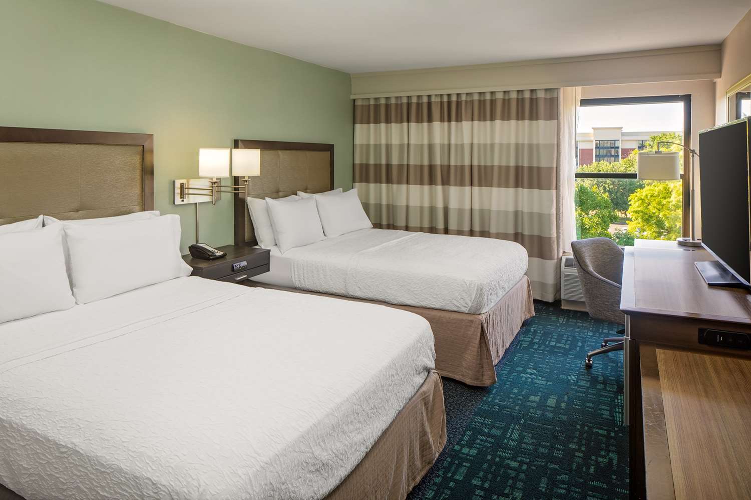 hampton inn and suites nashville airport