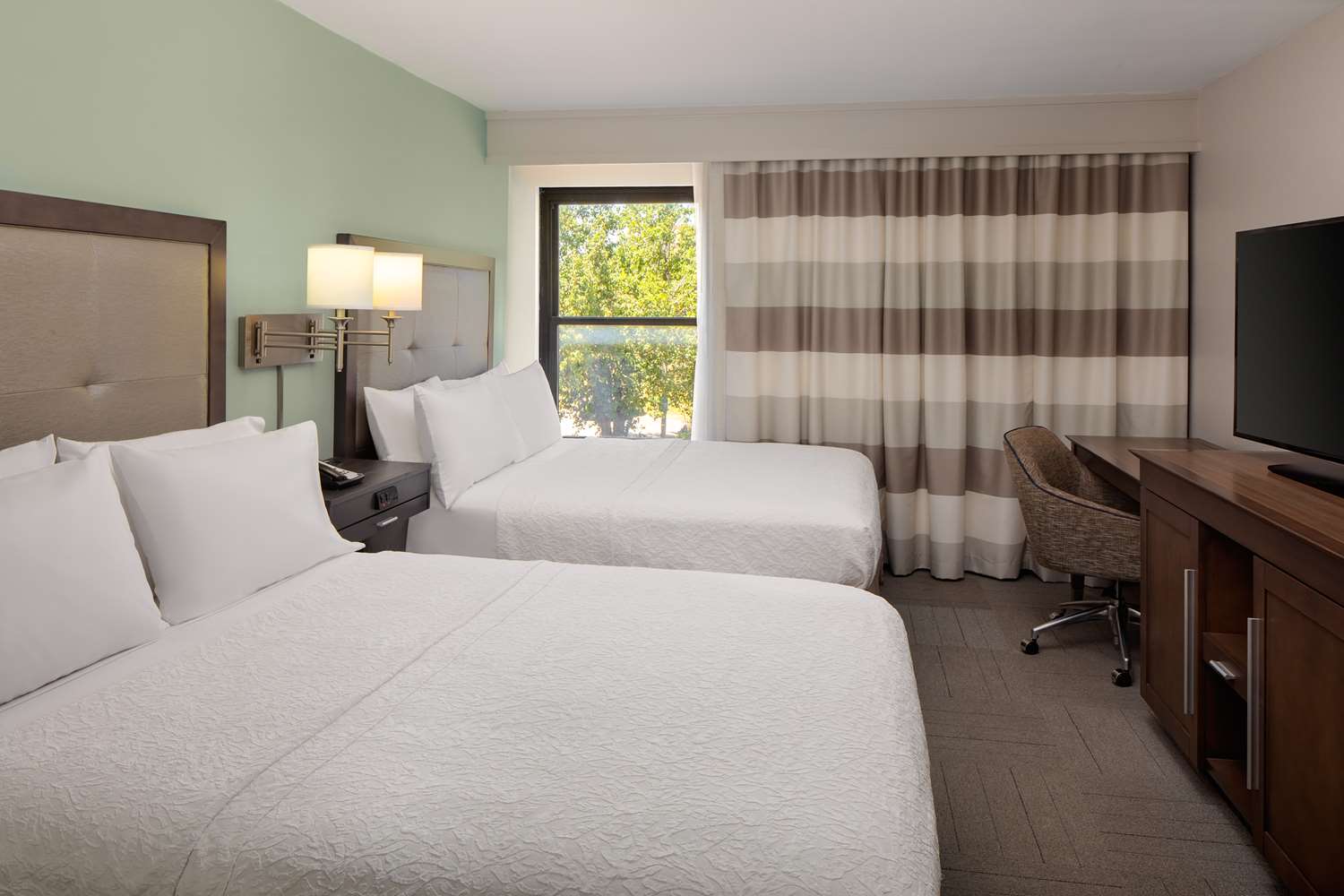 hampton inn and suites nashville airport
