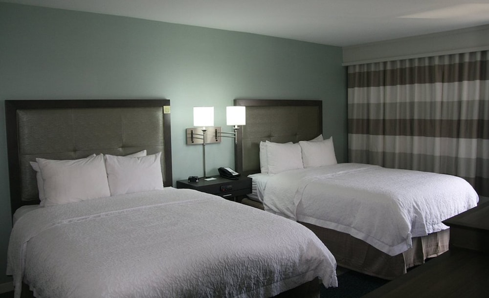 hampton inn and suites nashville airport