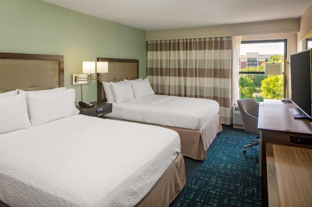 hampton inn and suites nashville airport