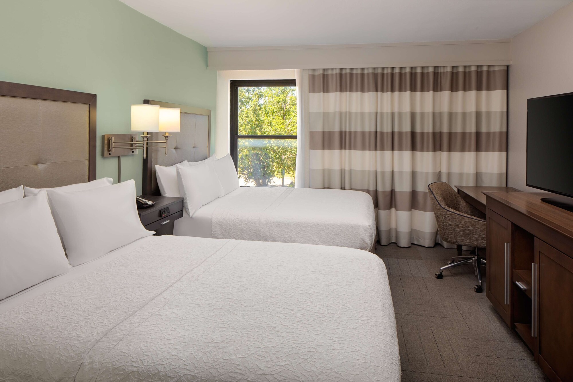 hampton inn and suites nashville airport