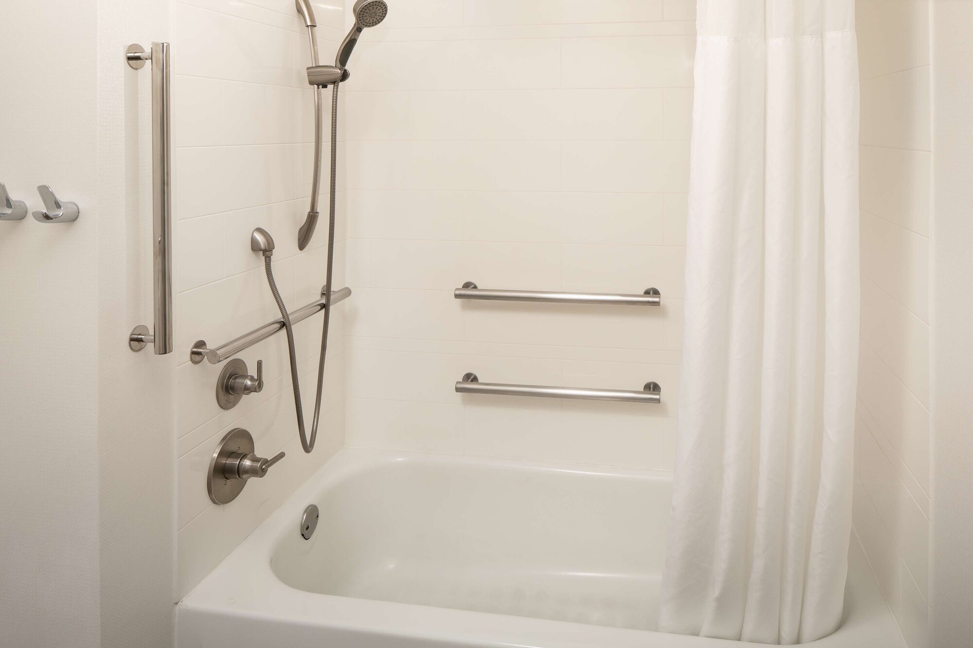 hampton inn and suites nashville airport