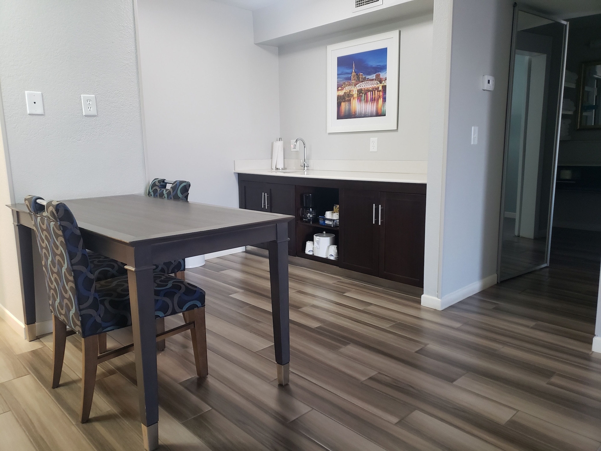 hampton inn and suites nashville airport