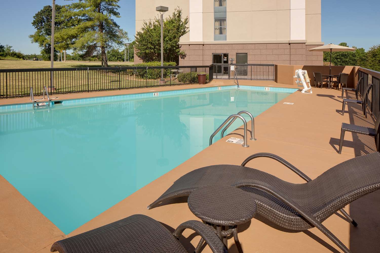 hampton inn and suites nashville airport
