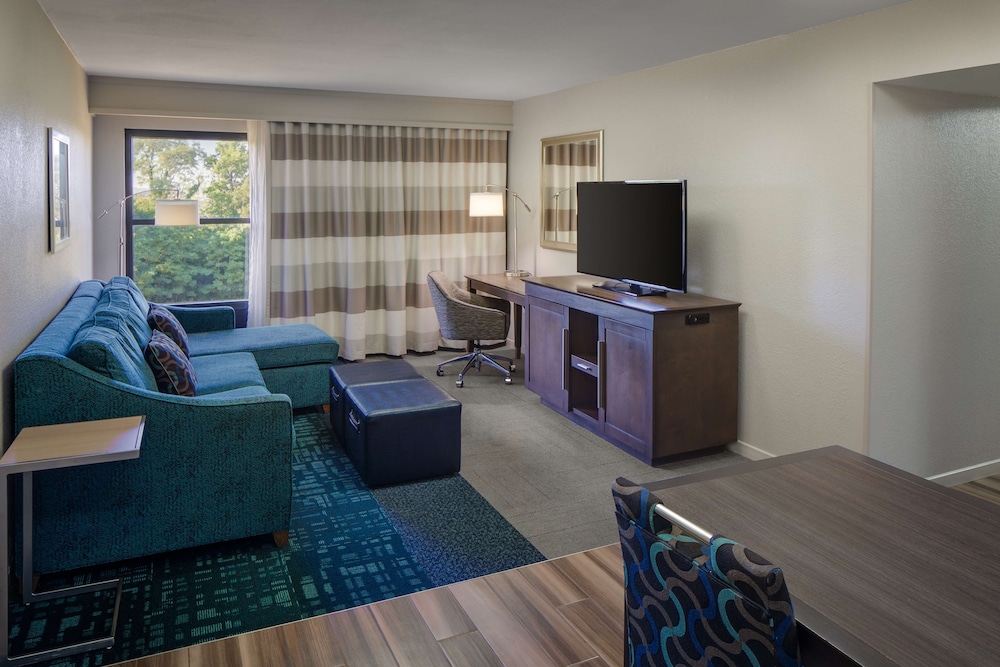 hampton inn and suites nashville airport