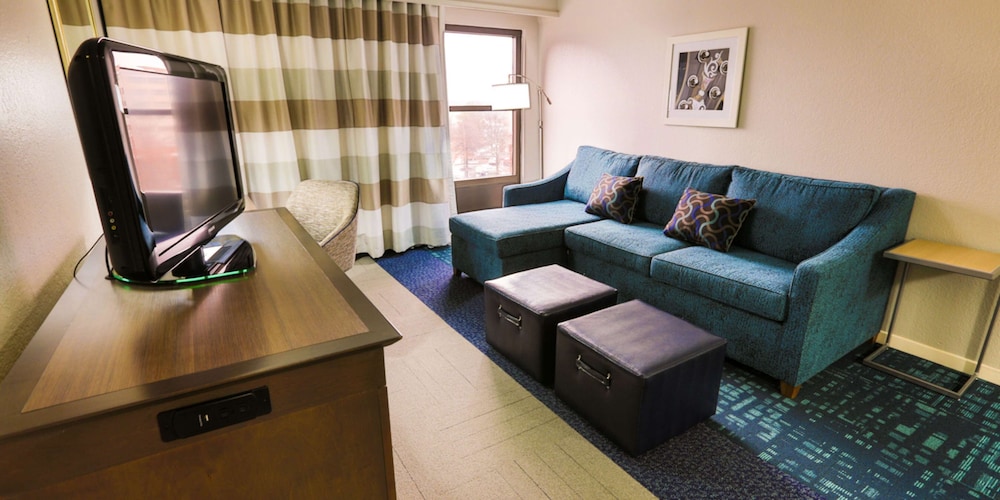 hampton inn and suites nashville airport