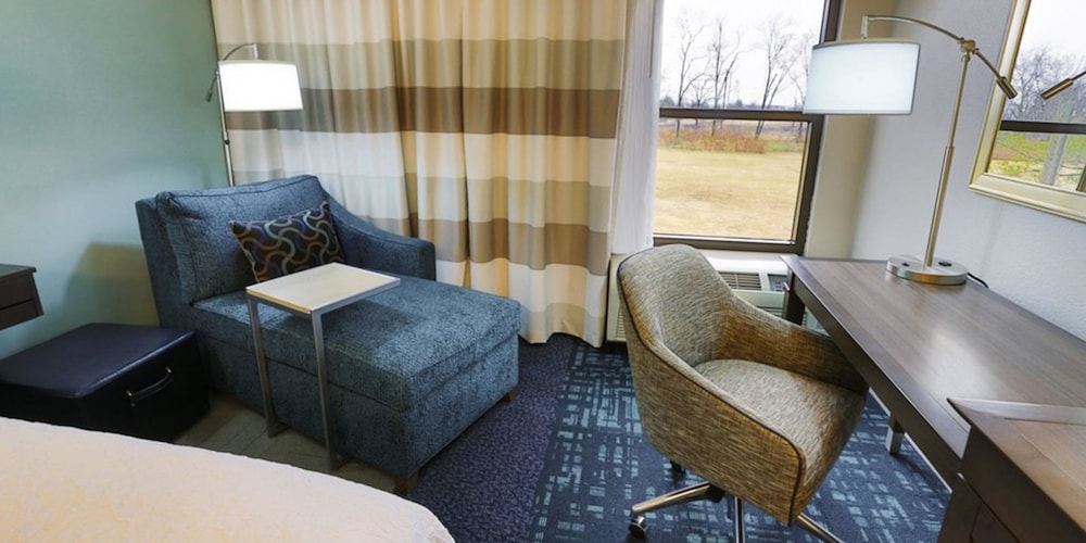 hampton inn and suites nashville airport