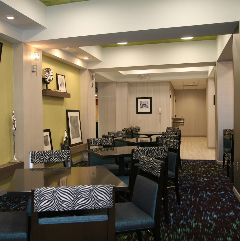 hampton inn and suites nashville airport