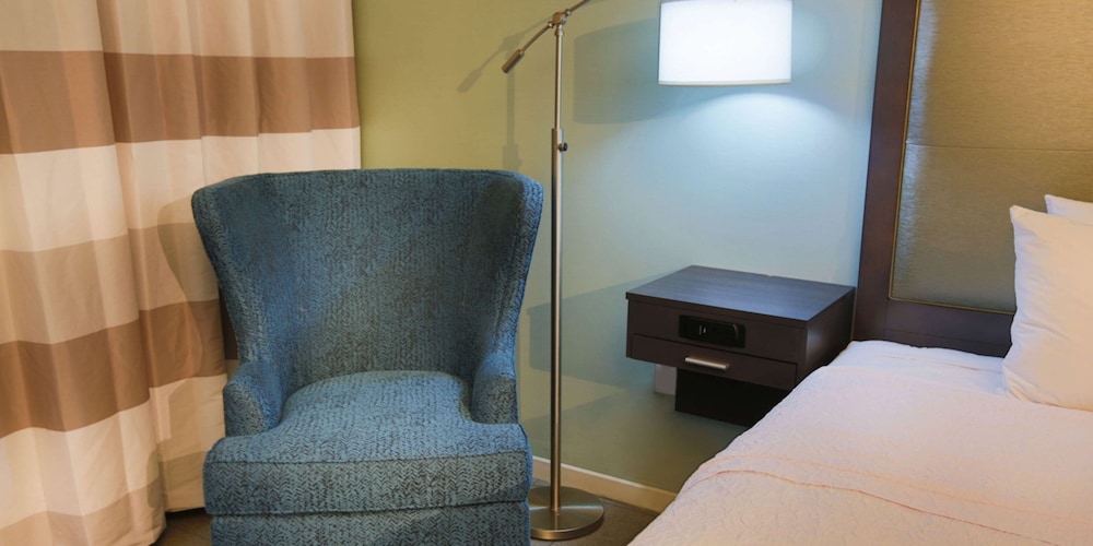 hampton inn and suites nashville airport