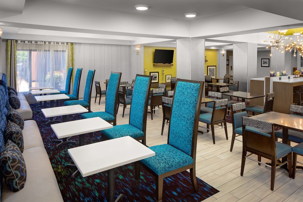 hampton inn and suites nashville airport