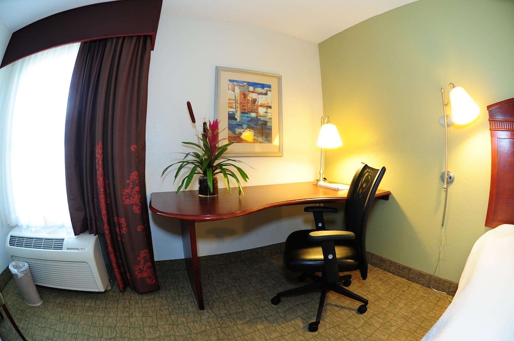 hampton inn and suites nashville airport