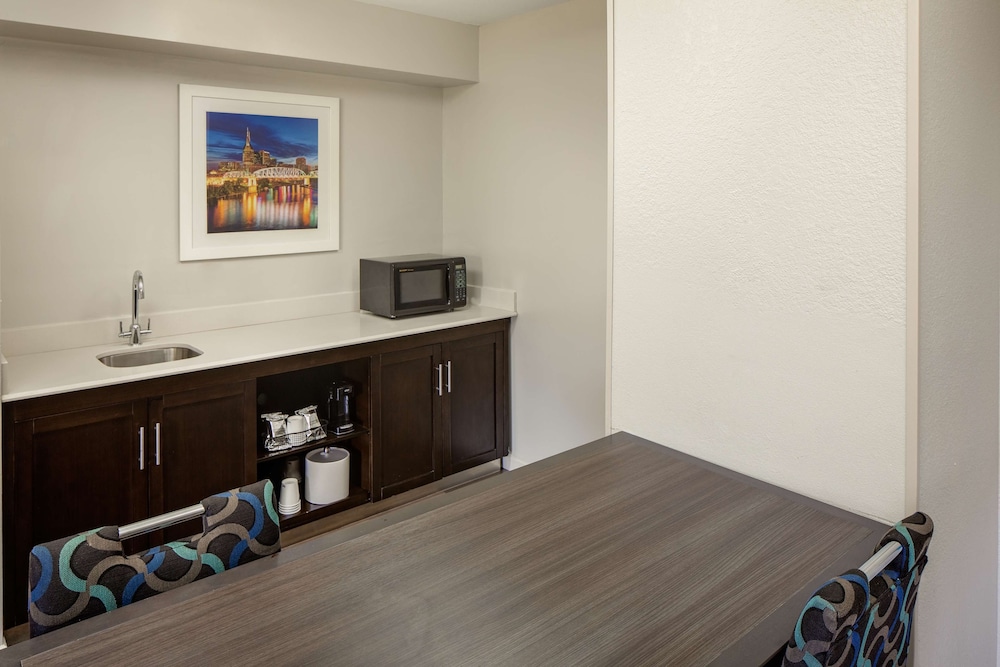 hampton inn and suites nashville airport