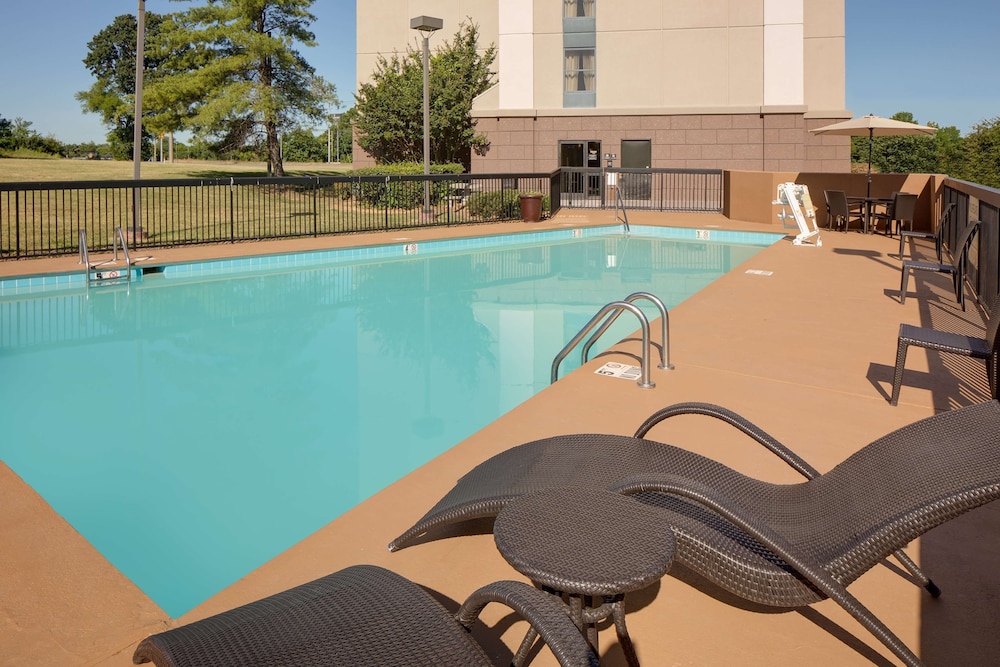 hampton inn and suites nashville airport