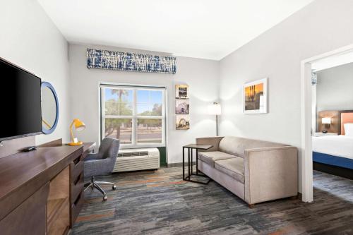 hampton inn and suites phoenix goodyear