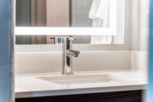 holiday inn express and suites phoenix mesa west