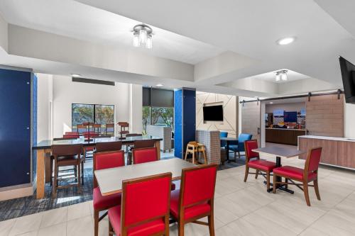 holiday inn express and suites austin sw sunset va