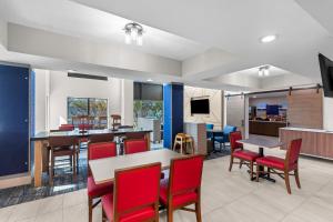 holiday inn express and suites austin sw sunset va