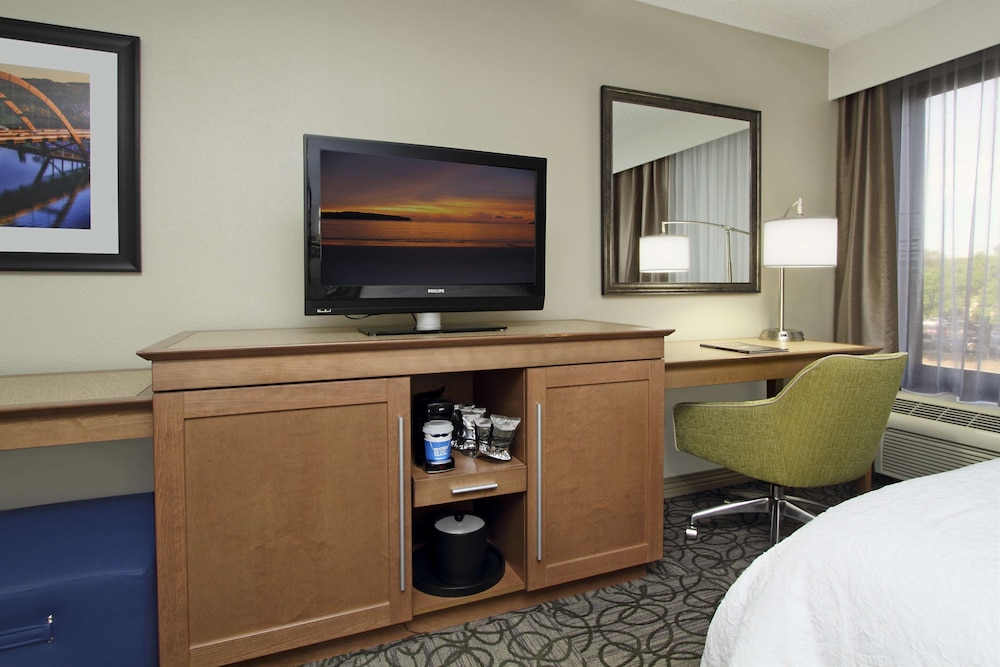 hampton inn austin airport area south