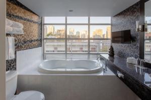 opus hotel vancouver