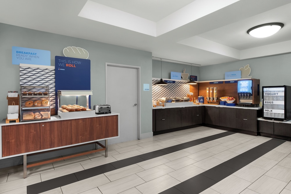 holiday inn express and suites marina state beach area