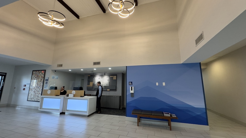 holiday inn express and suites marina state beach area