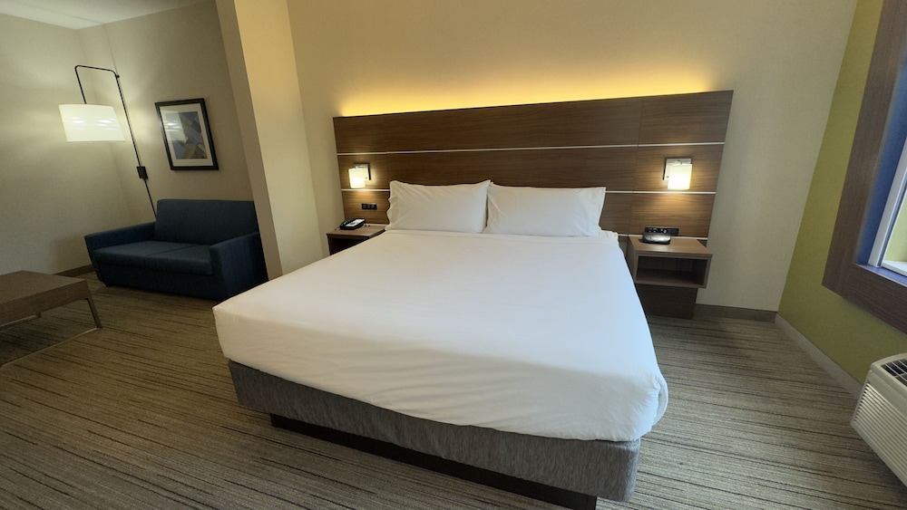 holiday inn express and suites marina state beach area